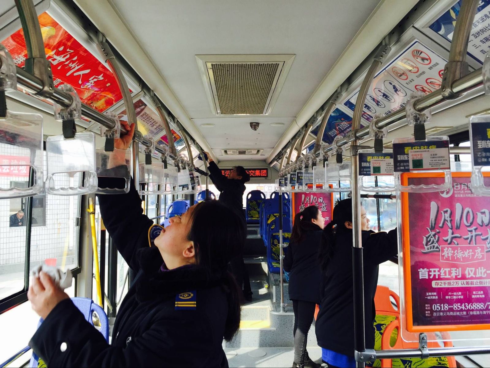 公交新浦公司開展一趟一掃一抹活動(dòng)