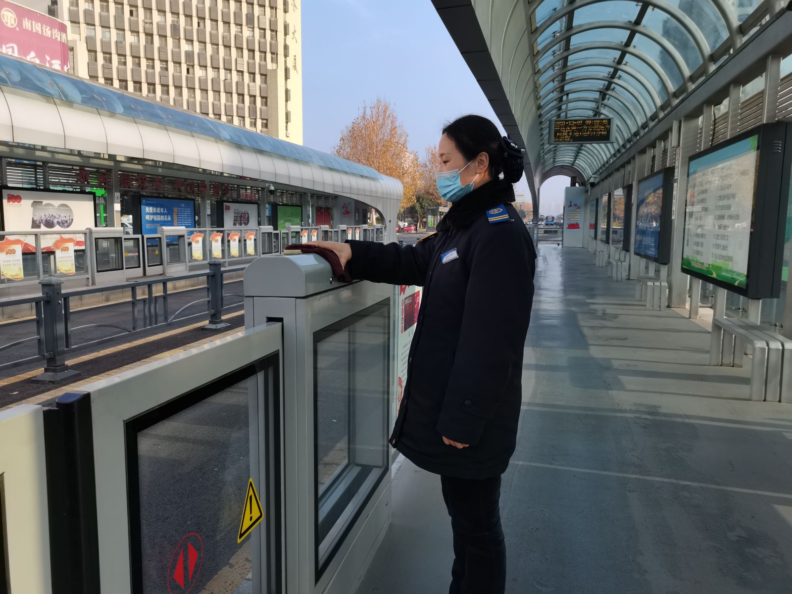 快速公交事業(yè)部站務(wù)員朱桂平歸還乘客丟失的乘車(chē)卡獲感謝