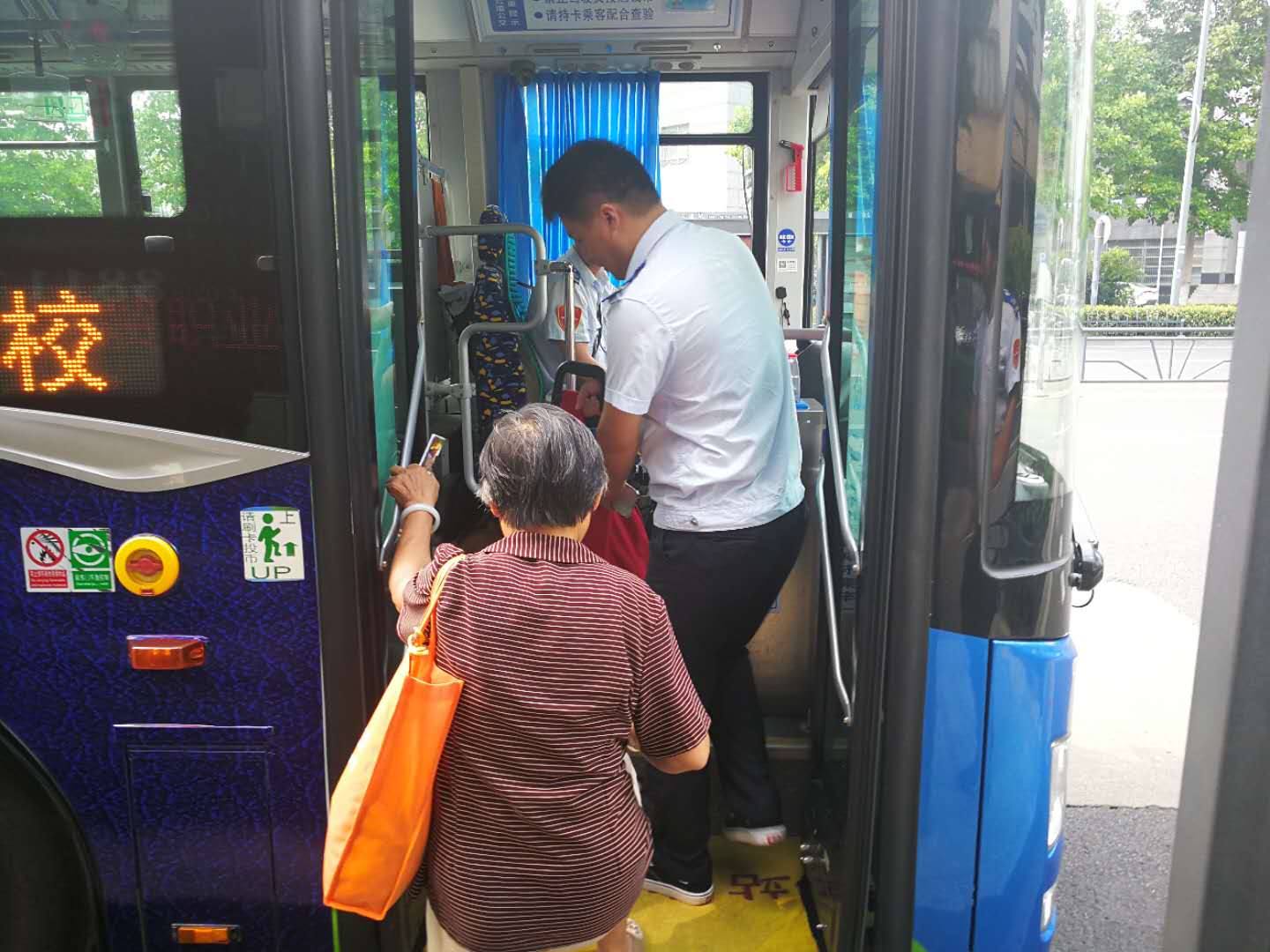 公交集團全力做好“非標三四輪車”集中整治行動期間公交線路運營調(diào)整保障工作