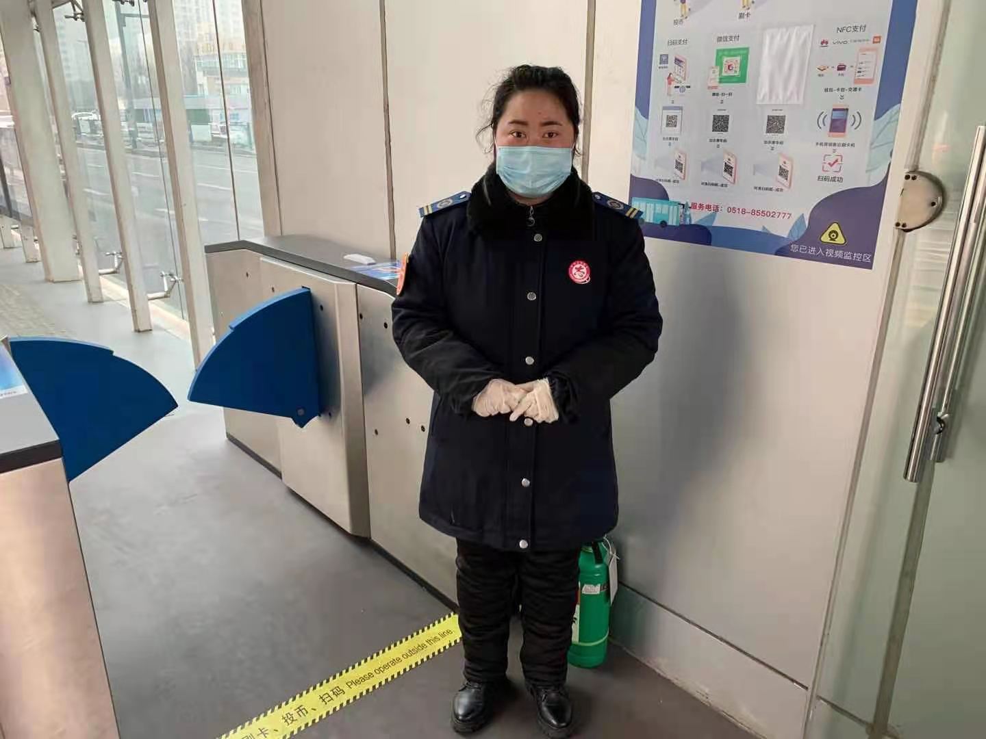 快速公交事業(yè)部站務(wù)員王媛幫助乘客找回丟失的電腦