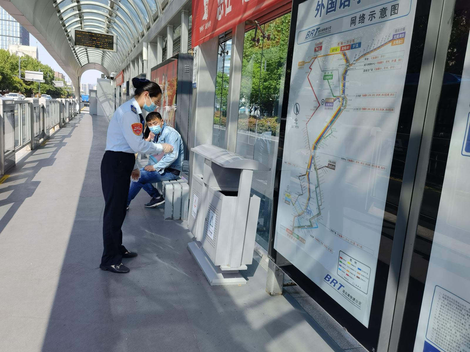 快速公交事業(yè)部站務(wù)員王慧、田玲幫助乘客找到丟失的物品獲感謝