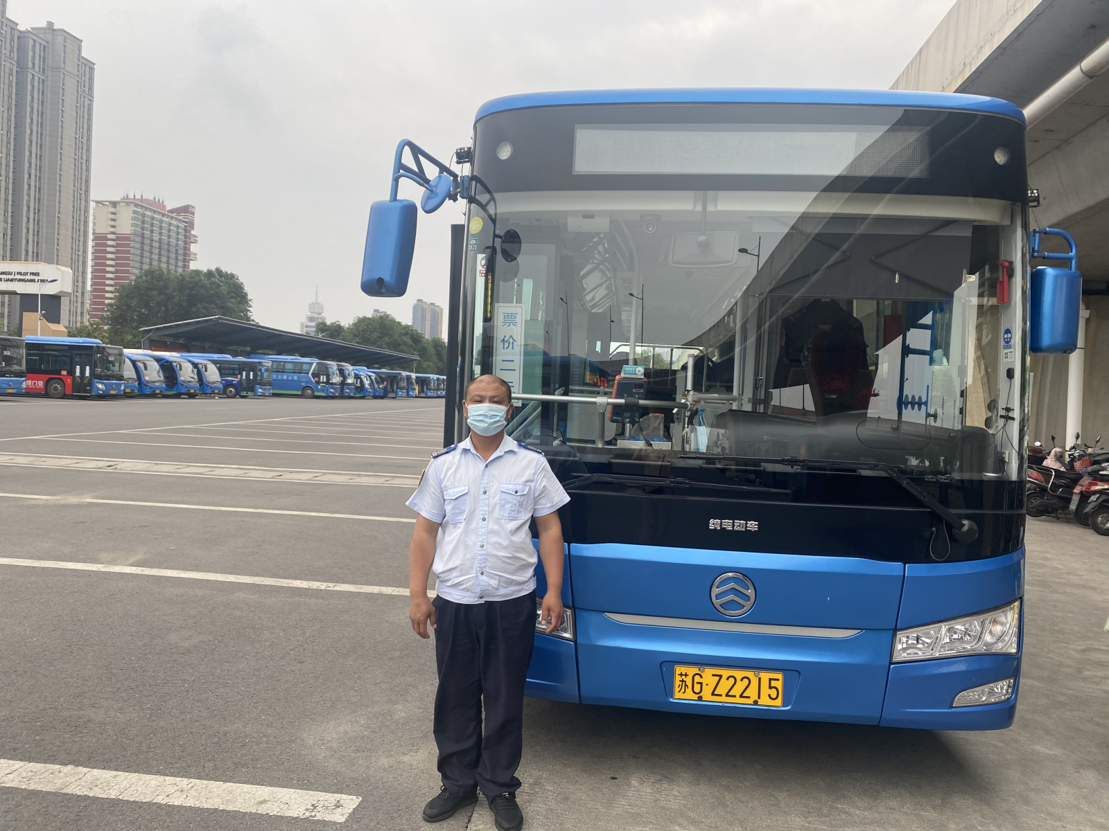 公交集團(tuán)公交事業(yè)二部游5路駕駛員路成及時(shí)歸還乘客丟失的手機(jī)